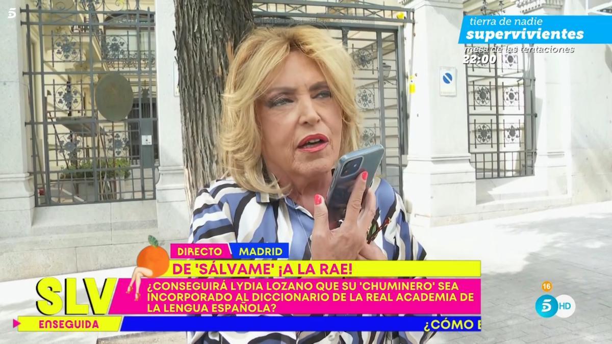 La colaboradora, hablando por teléfono con un conserje de la RAE.