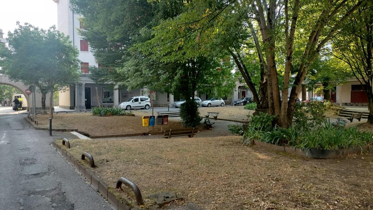 En la plaza Alfontso X se mantienen los anchos de calzada y aparcamientos existentes ya que no se proyectan cambios en las dimensiones de las zonas verdes.