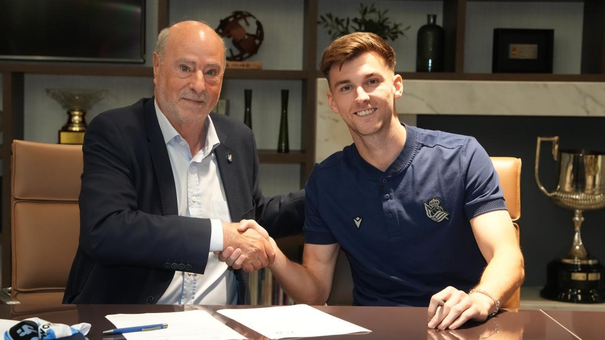 Kieran Tierney, junto al vicepresidente Ángel Oyarzun tras firmar su contrato como txuri-urdin. / REAL SOCIEDAD