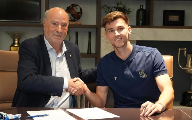 Kieran Tierney, junto al vicepresidente Ángel Oyarzun tras firmar su contrato como txuri-urdin. / REAL SOCIEDAD
