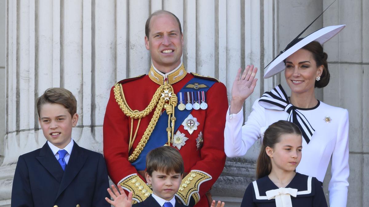 Los príncipes de Gales junto a sus hijos en el acto en el primer acto público de Kate Middleton tras hacerse público que padece cáncer.