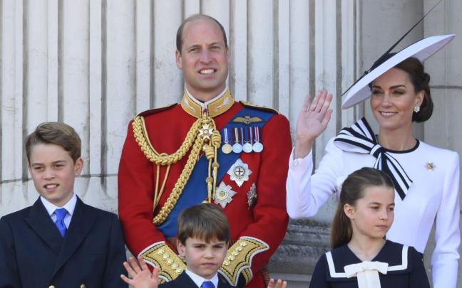 Los príncipes de Gales junto a sus hijos en el acto en el primer acto público de Kate Middleton tras hacerse público que padece cáncer. / EP Los príncipes de Gales junto a sus hijos en el acto en el primer acto público de Kate Middleton tras hacerse público que padece cáncer.