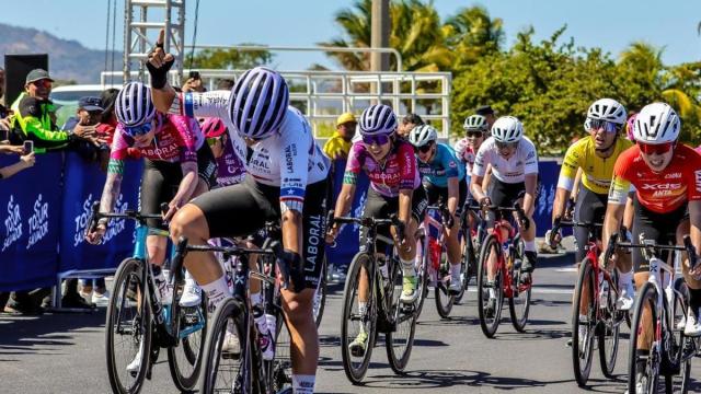 Cata Soto festeja la victoria en el esprint del grupo.