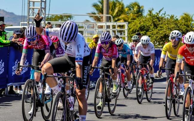 Cata Soto festeja la victoria en el esprint del grupo.