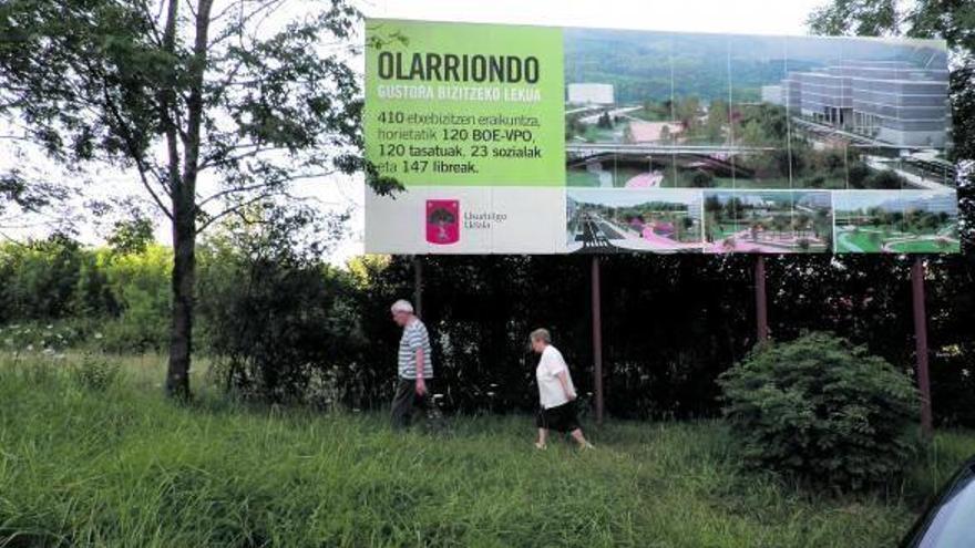 Cartel que anuncia la promoción de 410 viviendas en Olarriondo.