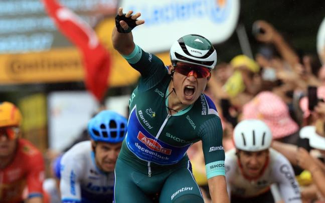 Philipsen festeja la cuarta victoria en el Tour.