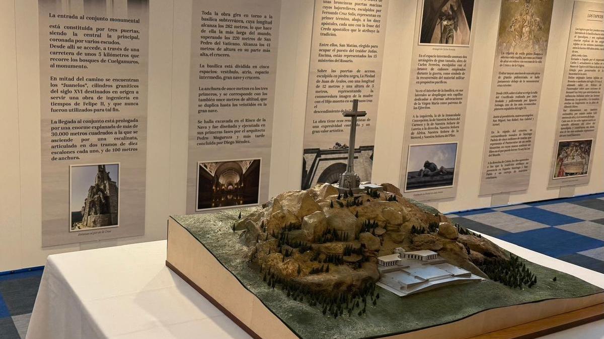 Imagen de la exposición organizada por Vox en la Eurocámara dedicada al Valle de los Caídos bajo el título 'La Cruz como símbolo de las raíces cristianas'.