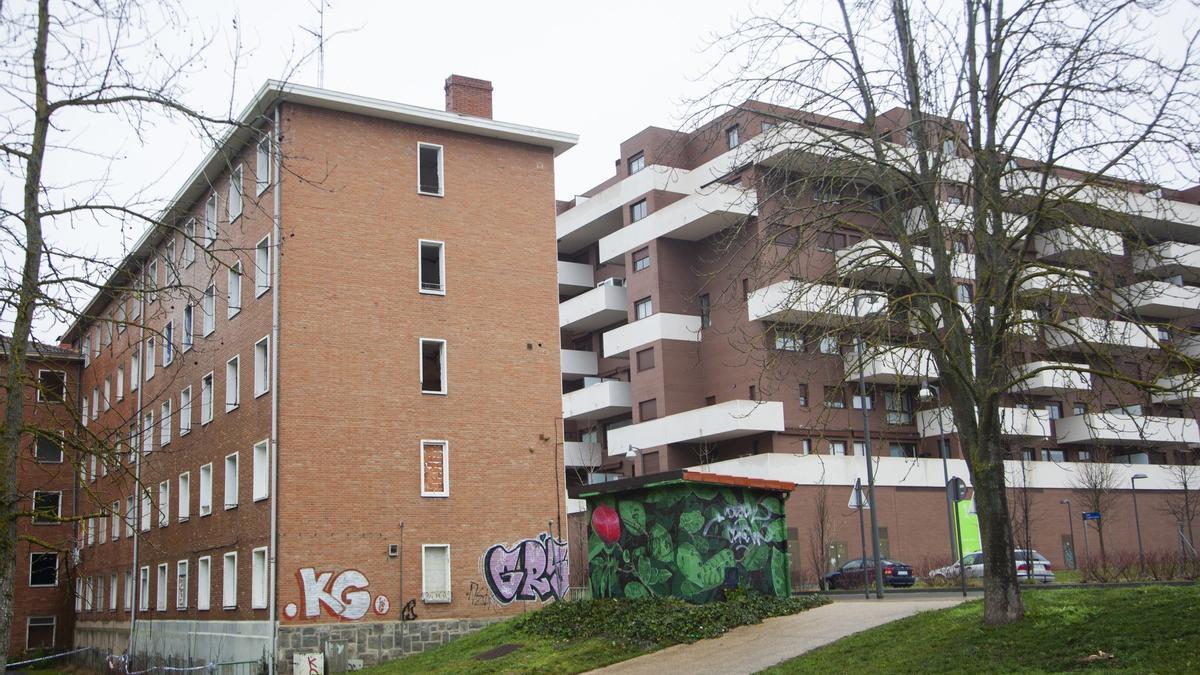 En la izquierda de la imagen, exterior de un bloque de viviendas vacías en situación de abandono, en Gasteiz, en una fotografía del año 2021.