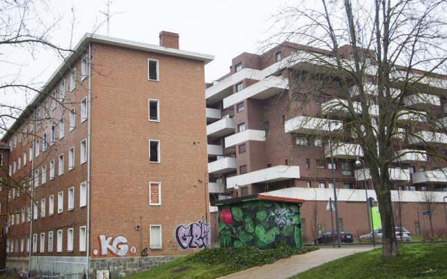 En la izquierda de la imagen, exterior de un bloque de viviendas vacías en situación de abandono, en Gasteiz, en una fotografía del año 2021.