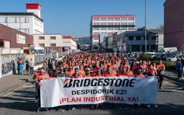 Manifestación de los trabajadores de Bridgestone de la planta de Basauri / IÑAKI BERASALUCE Manifestación de los trabajadores de Bridgestone de la planta de Basauri