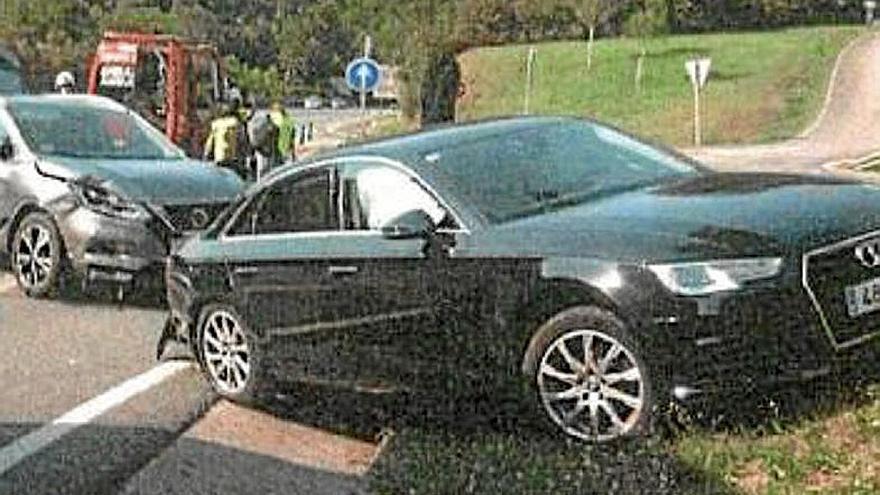 En primer término, el coche que conducía el varón denunciado.