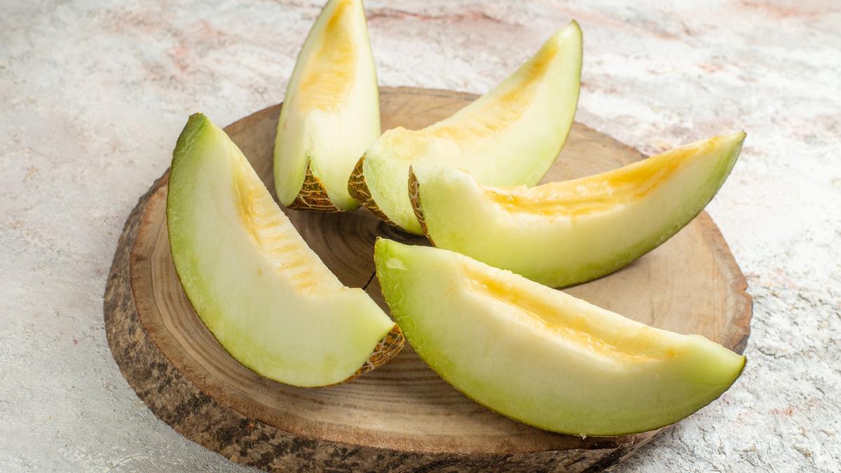 Una tabla con tajadas de melón listas para sacar a la mesa.