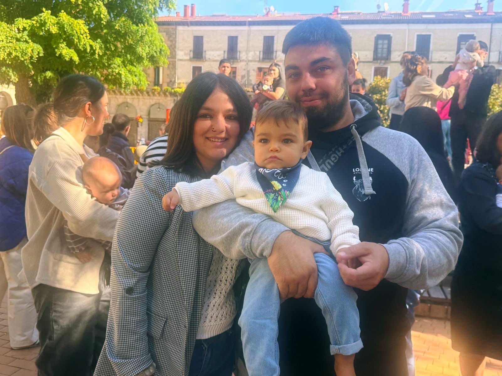 Los txikis han recibido el pañuelito festivo en una gesto de bienvenida a la comunidad oñatiarra.