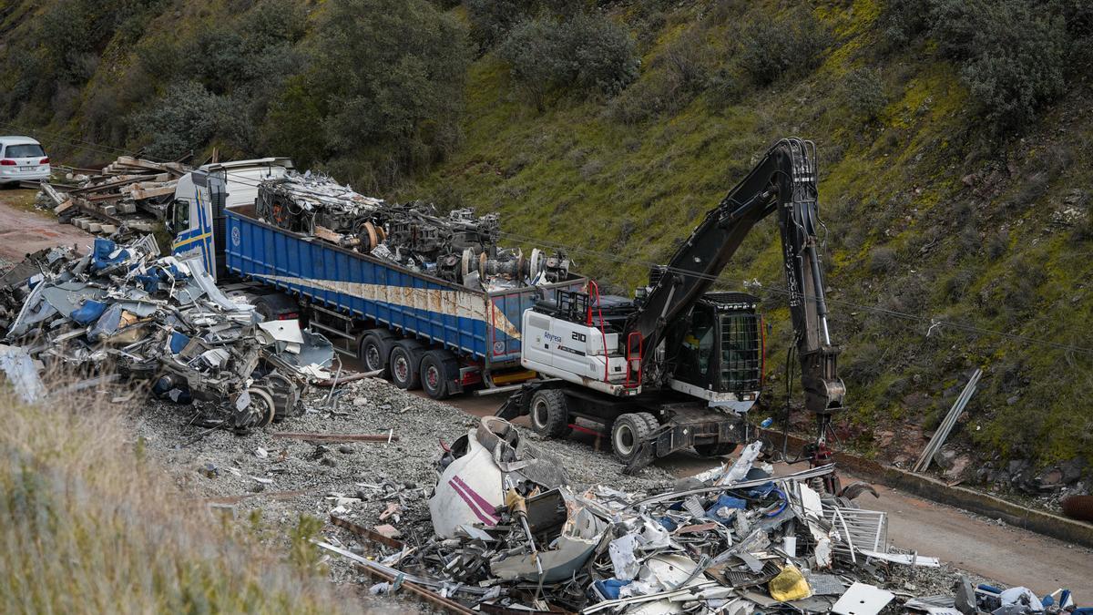 Los últimos restos del Alvia accidentado en Adamuz son depositados en los remolques de carga de camiones de gran tonelaje para sacarlos de la zona del siniestro.
