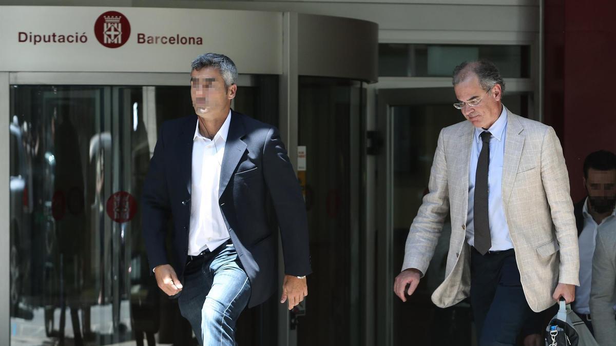 El juez Joaquin Aguirre (d), sale del edificio de la Diputación de Barcelona.