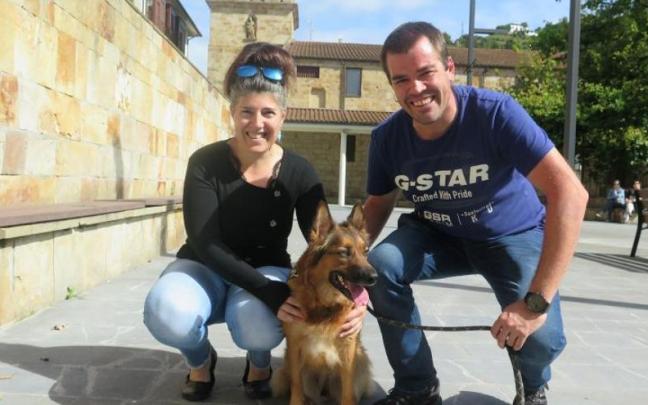 Ane Garmendia y Mikel Calderón, con Sua.