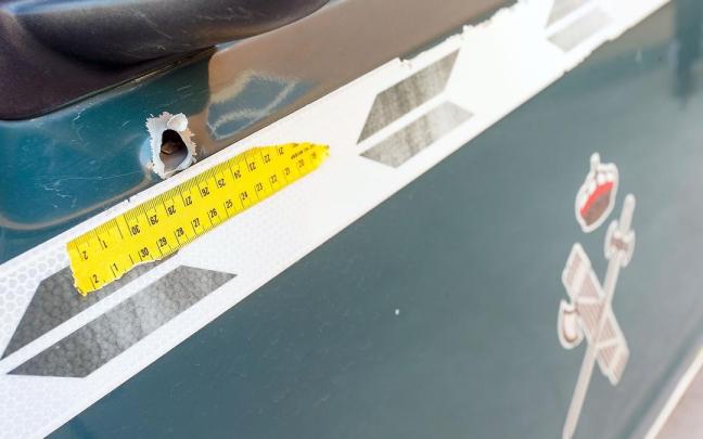 Un agujero de bala en uno de los vehículos de la Guardia Civil presentes durante el tiroteo.