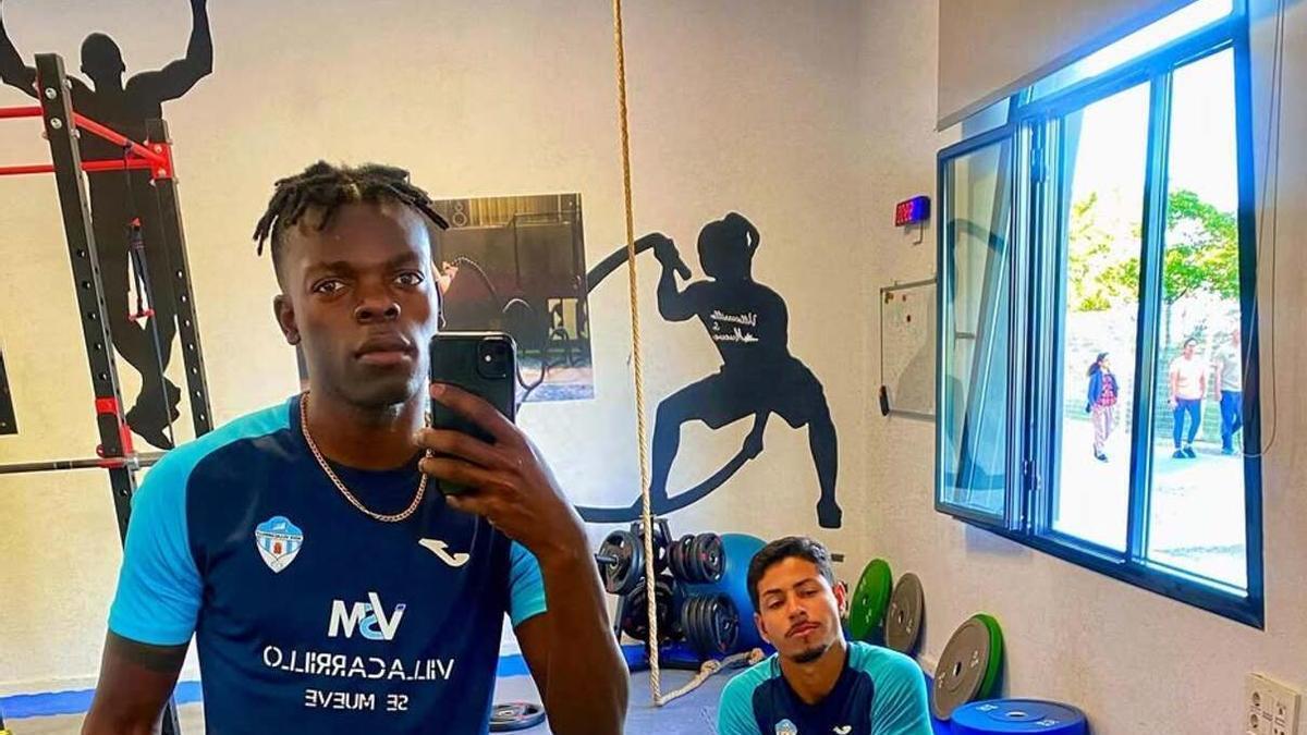 A la izquierda, Messi Ondenot, jugador del Villacarrillo CF