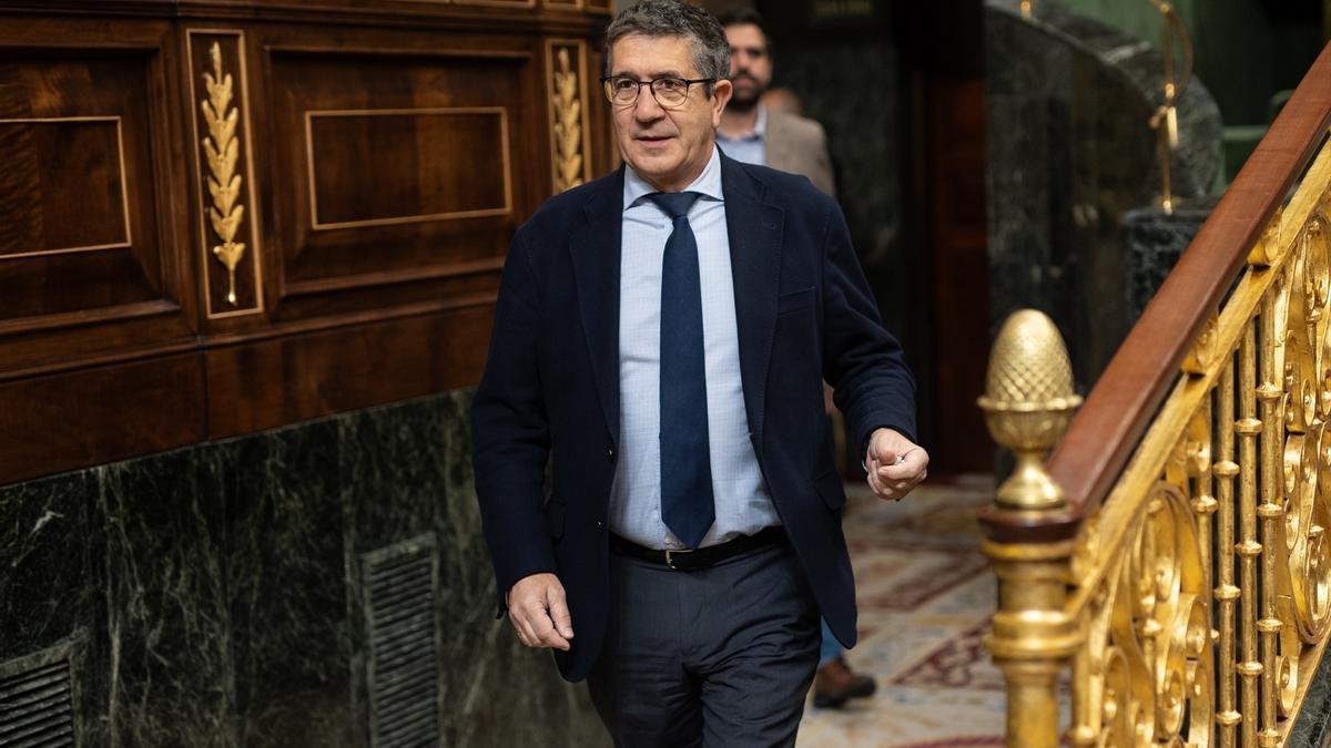 El portavoz del PSOE en el Congreso, Patxi López, llega a una sesión plenaria, en el Congreso de los Diputados.
