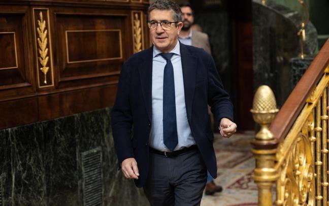 El portavoz del PSOE en el Congreso, Patxi López, llega a una sesión plenaria, en el Congreso de los Diputados.