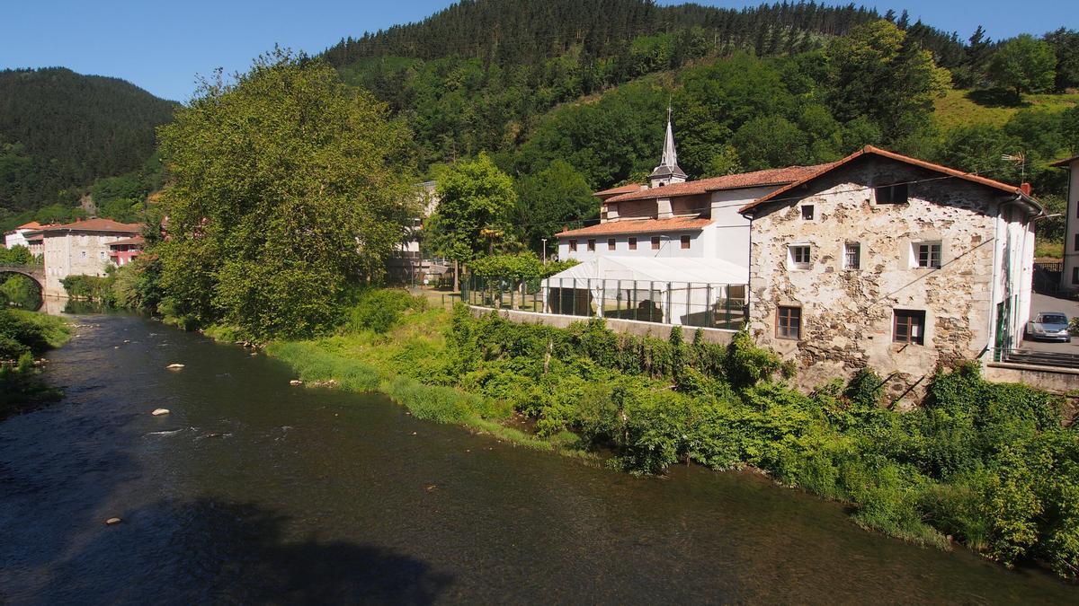 Vista del barrio de Altzola, situado a las orillas del río Deba