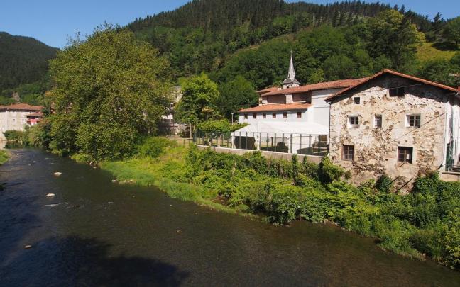 Vista del barrio de Altzola, situado a las orillas del río Deba