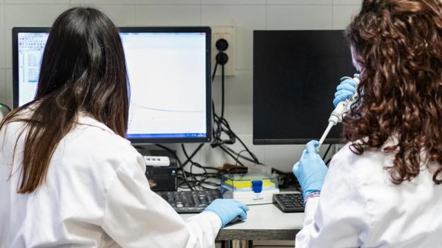 Dos mujeres investigadoras trabajando en un proyecto en el laboratorio.