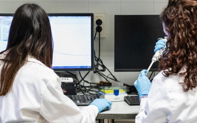 Dos mujeres investigadoras trabajando en un proyecto en el laboratorio.