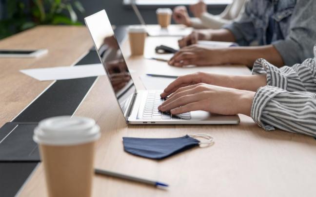 Personas trabajan en la oficina