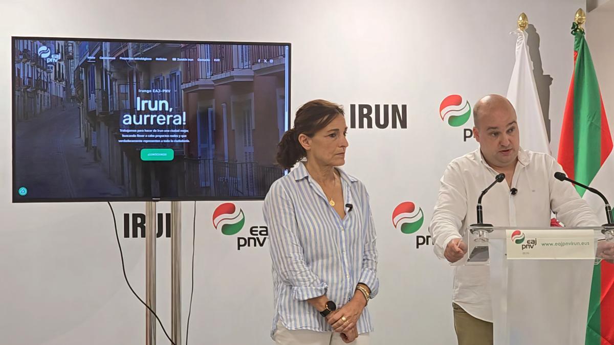 Jasone Ugarte y Gorka Álvarez durante la presentación de la nueva web de Irungo EAJ-PNV.