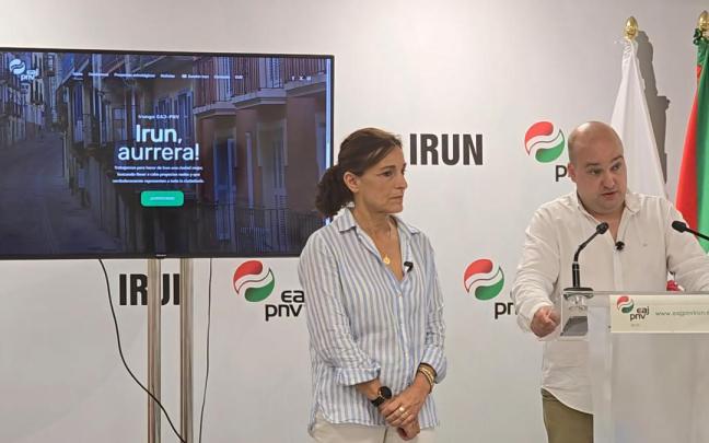 Jasone Ugarte y Gorka Álvarez durante la presentación de la nueva web de Irungo EAJ-PNV.