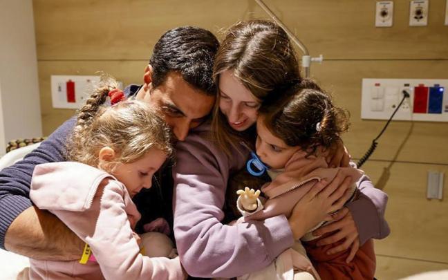 Uno de los rehenes liberados por Hamás se abraza con su familia.