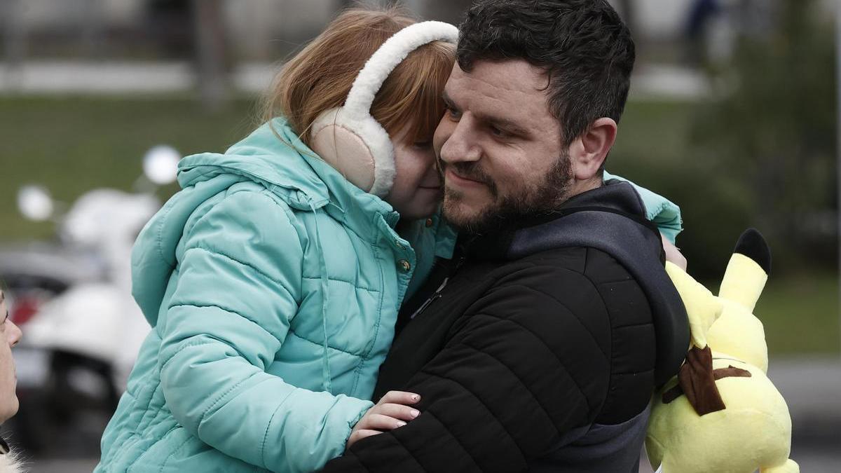 Una niña ucraniana se despide de su familia de acogida tras pasar un mes en Navarra durante las navidades pasadas.