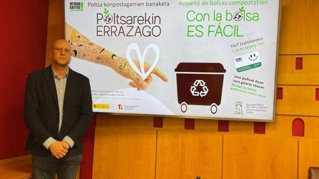 Hondakin organikoak birziklatzeko 1,3 milioi poltsa konpostagarri banatuko ditu doan Gasteizko Udalak.