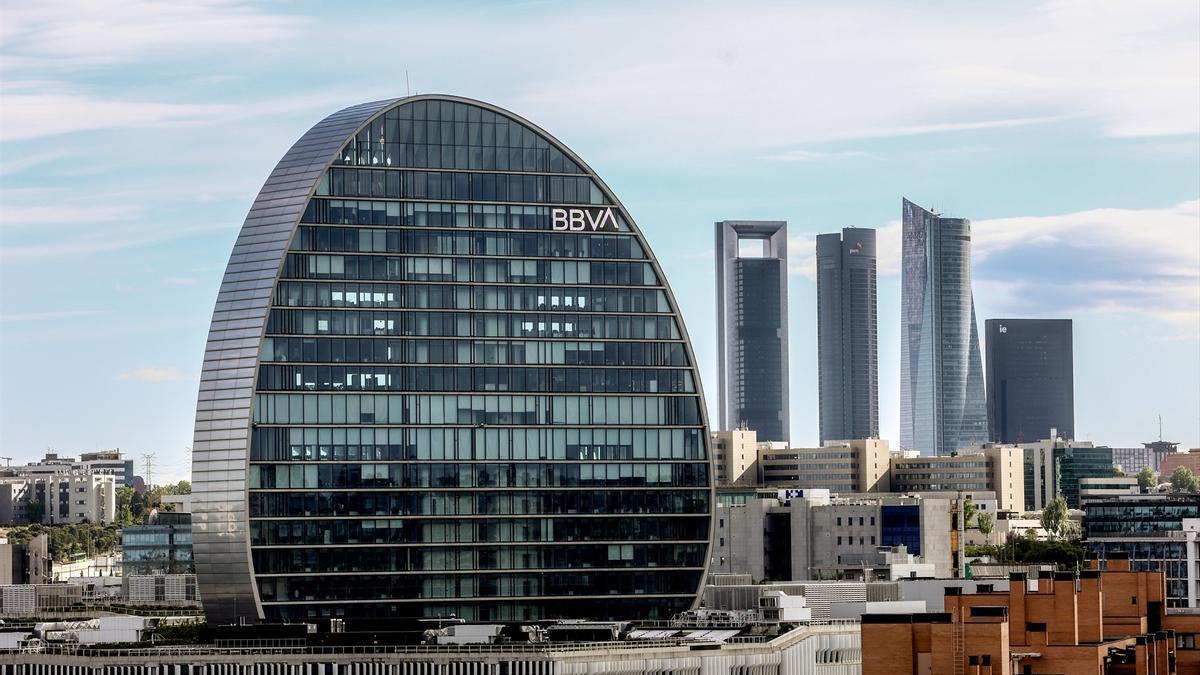 Fachada del edificio ‘La Vela’, en la ciudad del BBVA en Madrid.