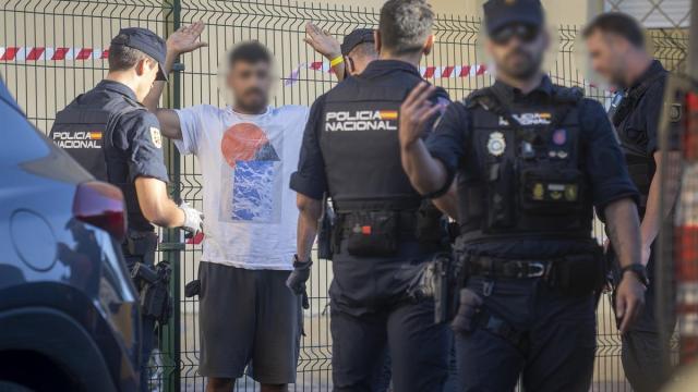 El Gobierno refuerza la frontera en Ceuta ante llamamientos para una nueva entrada masiva.