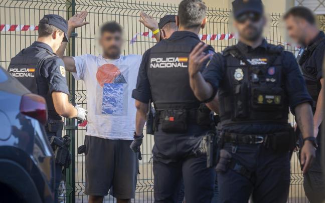 El Gobierno refuerza la frontera en Ceuta ante llamamientos para una nueva entrada masiva.