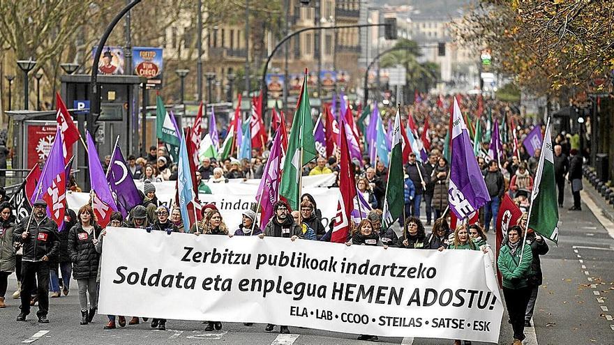 Cabeza de la manifestación que recorrió ayer las calles de Donostia. | FOTO: RUBEN PLAZA