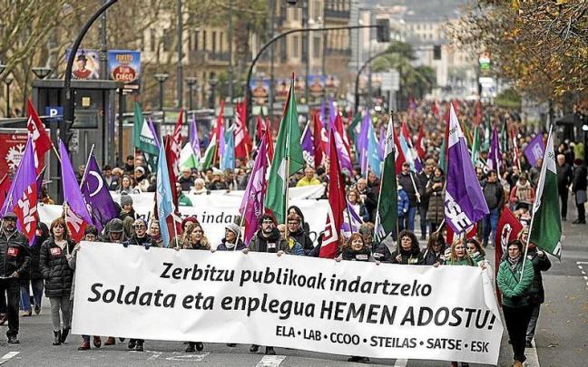 Cabeza de la manifestación que recorrió ayer las calles de Donostia. | FOTO: RUBEN PLAZA