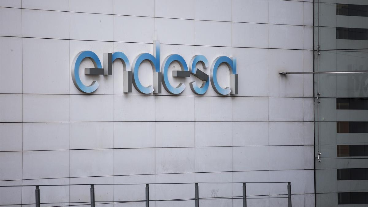 El logotipo de Endesa en su sede en Madrid, en una imagen de archivo.