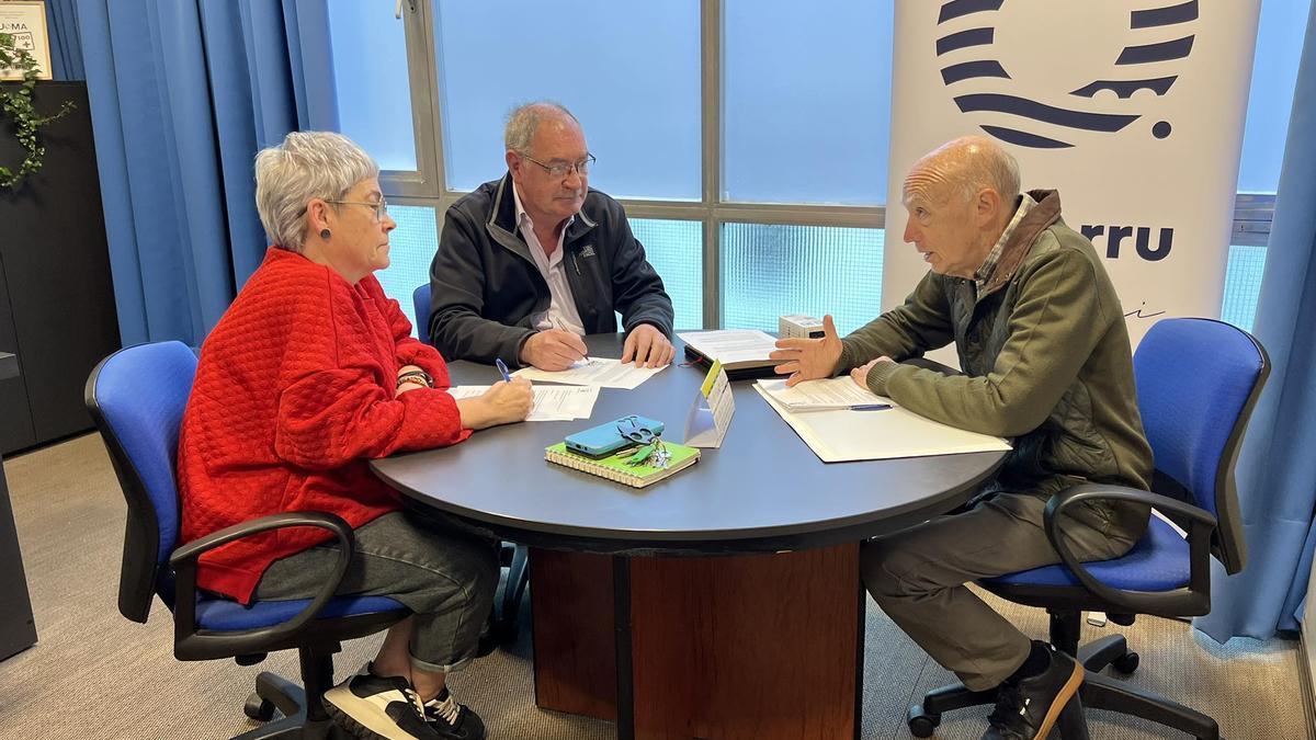 Firma del convenio entre el Ayuntamiento y la parroquia