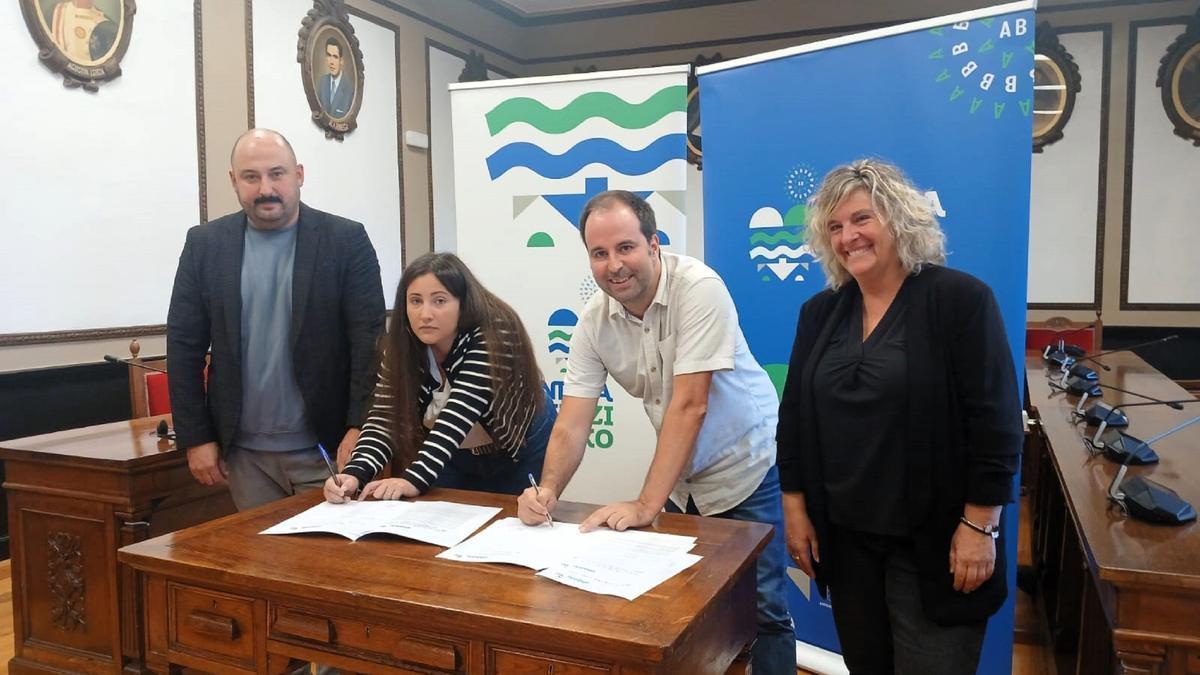 Representantes de EAJ/PNV y EH Bildu firman el convenio