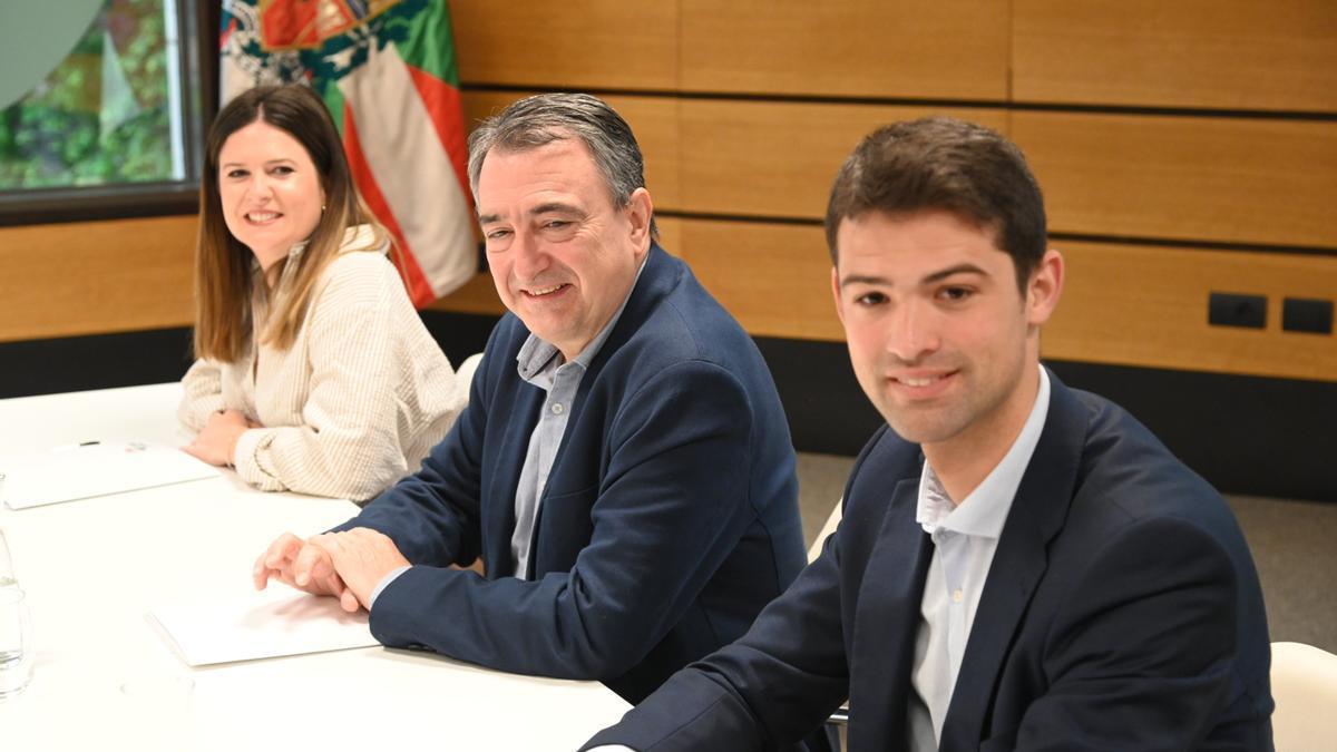 Aitor Esteban junto a Joseba Díez Antxustegi, y Maitane Ipiñazar Miranda.
