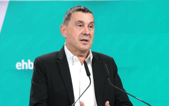 Otegi, en la rueda de prensa donde confirmó que EH Bildu apoyaría la investidura de Sánchez. Otegi, en la rueda de prensa donde confirmó que EH Bildu apoyaría la investidura de Sánchez.