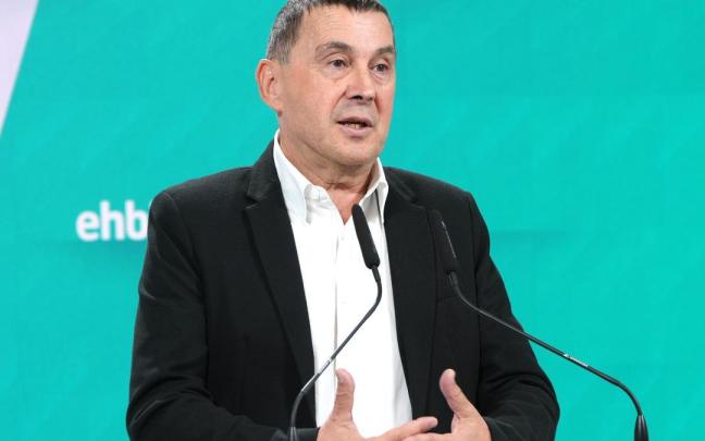 Otegi confirma que EH Bildu apoyará la investidura de Sánchez.