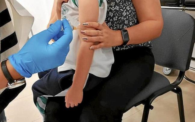 Una sanitaria administra a una niña la vacuna de la gripe. | FOTO: E. P. Una sanitaria administra a una niña la vacuna de la gripe. | FOTO: E. P.
