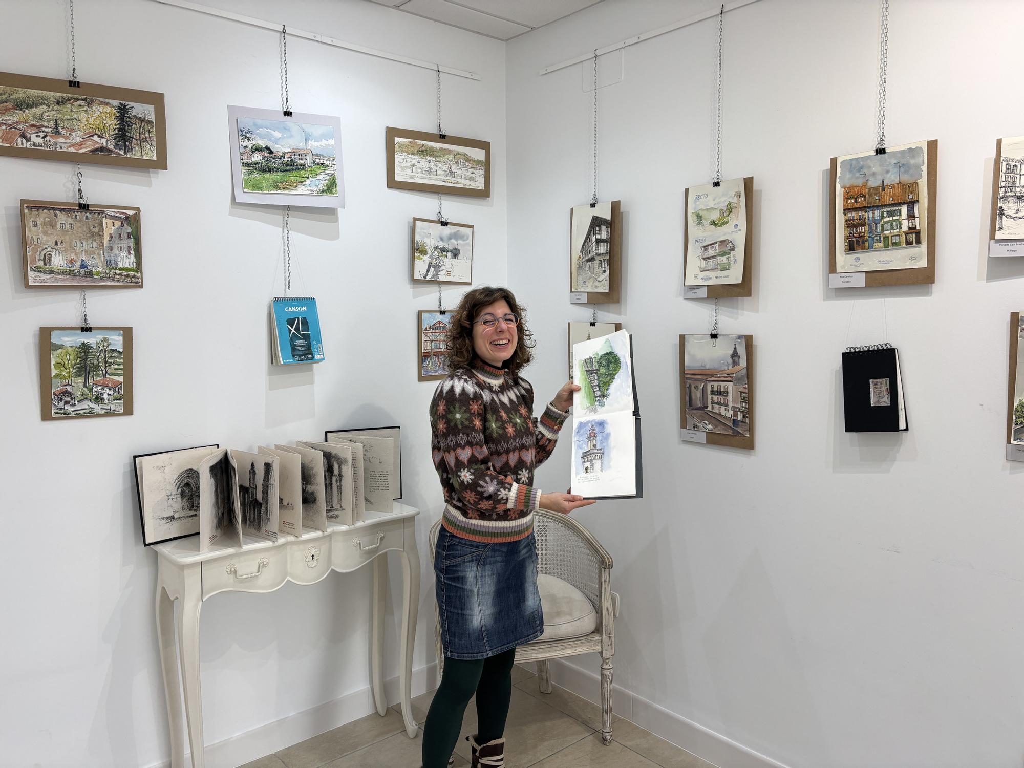 Juncal Alfonso en la exposición que se encuentra actualmente instalada en la galería Otzazki de Hondarribia.