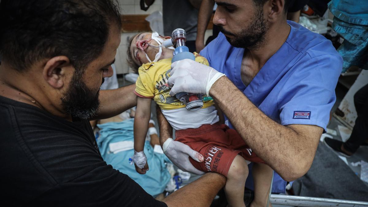 Un niño herido en los bombardeos israelíes sobre el campo de refugiados de Nuseirat.