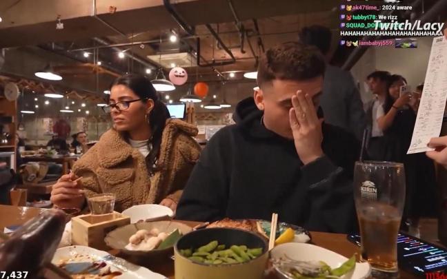Lacy recibió una enorme cuenta de restaurante de casi 10.000 euros después de que sus seguidores, al ver el código QR del establecimiento durante una transmisión en vivo, comenzaran a pedir comida a su costa.