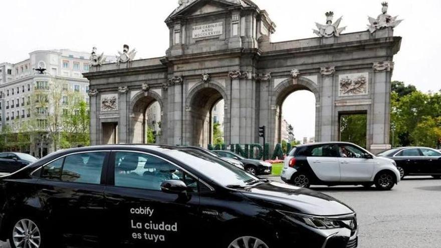 Un coche de Cabify frente a la Puerta de Alcalá en Madrid.